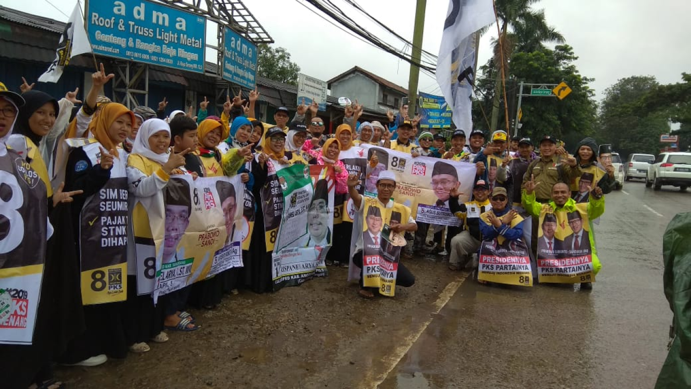 Kader dan simpatisan Partai Keadilan Sejahtera dalam Flahsmob bersama di Jalan Raya Serang, Ahad (3/03/2019). (dok Humas DPD PKS Kabupaten Tangerang)