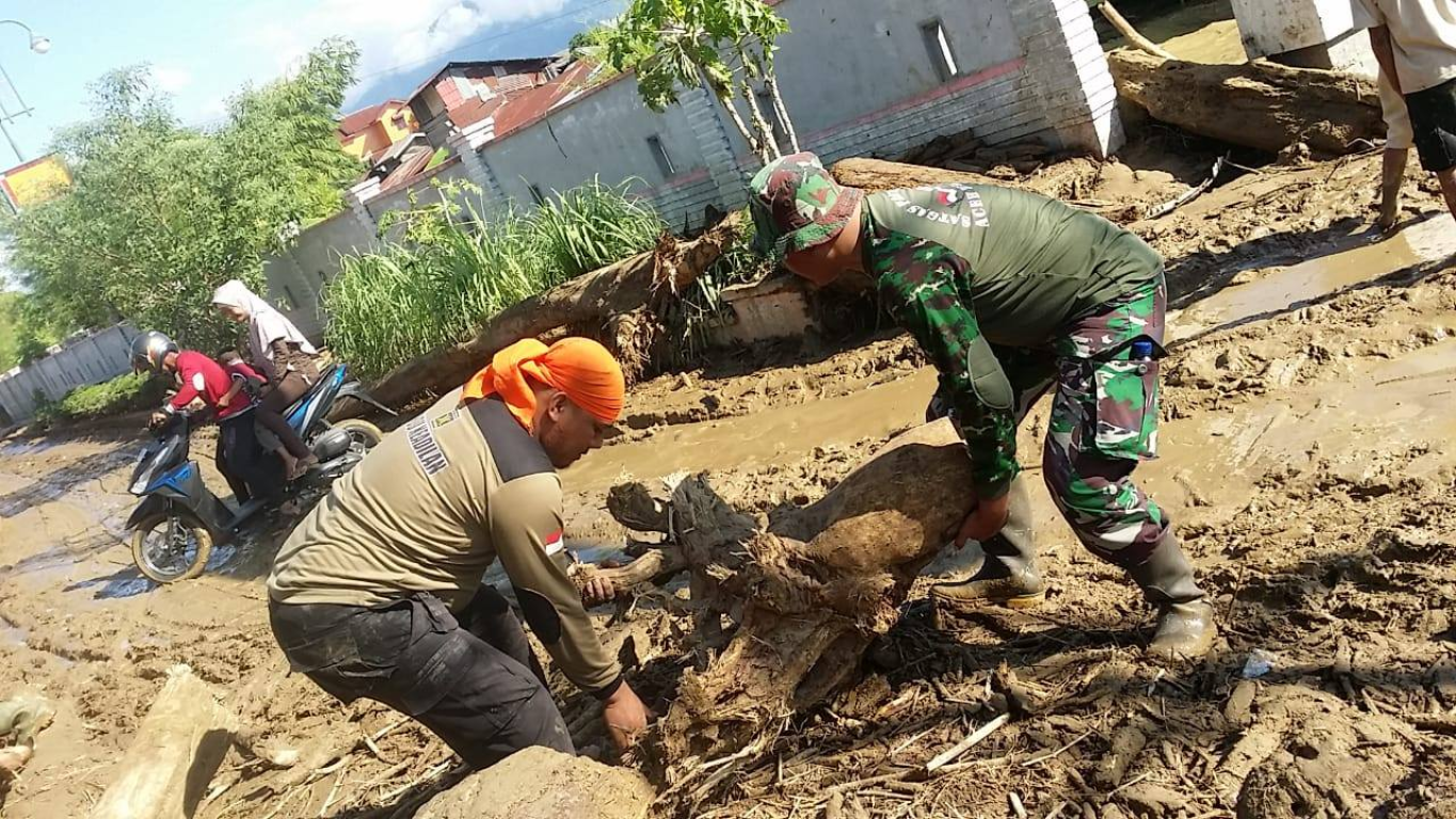 Relawan PKS dan anggota TNI bahu membahu membersihkan lumpur di Kecamatan Babussalam Kutacane, Aceh Tenggara, Senin (31/12) (dok Humas PKS Aceh)