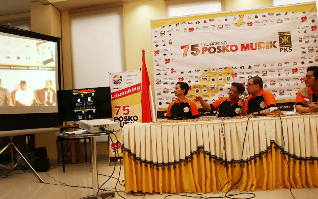 Video conference pimpinan pusat PKS dengan posko mudik PKS di daerah.