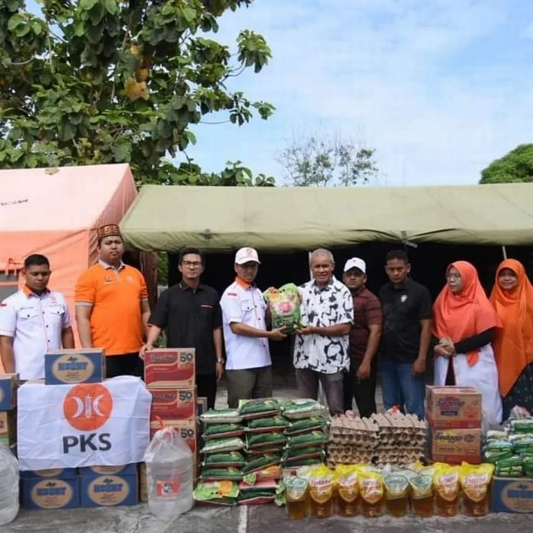 DPD PKS Banda Aceh Serahkan Bantuan Untuk Korban Kebakaran Asrama PHB TNI-AD