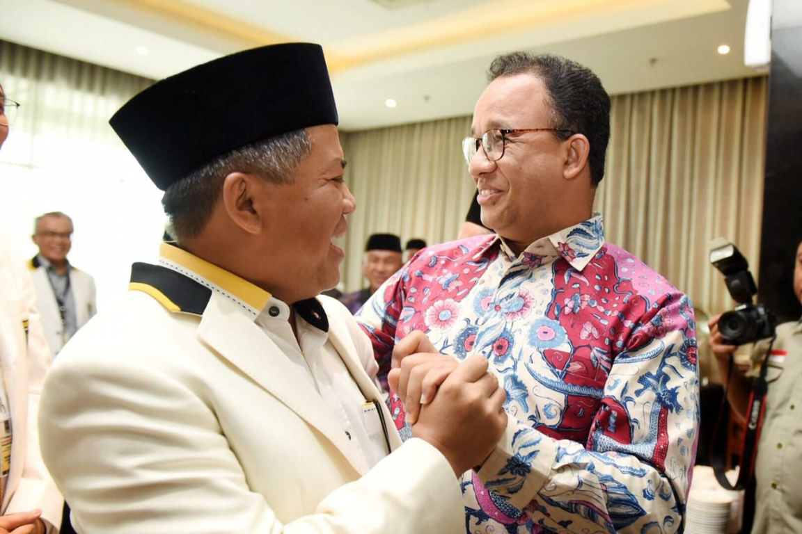 Presiden PKS Mohamad Sohibul Iman menggandeng Gubernur DKI Jakarta Anies Baswedan dalam acara Rakornas PKS di Jakarta, Kamis (14/11) (PKSFoto)