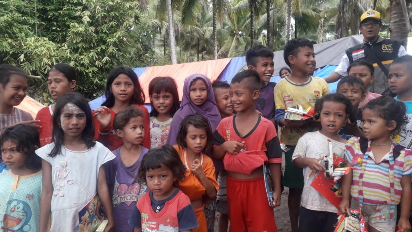 Anak-anak korban gempa yang sedang dihibur oleh tim relawan PKS (Dok. PKS Foto Halmahera Selatan)
