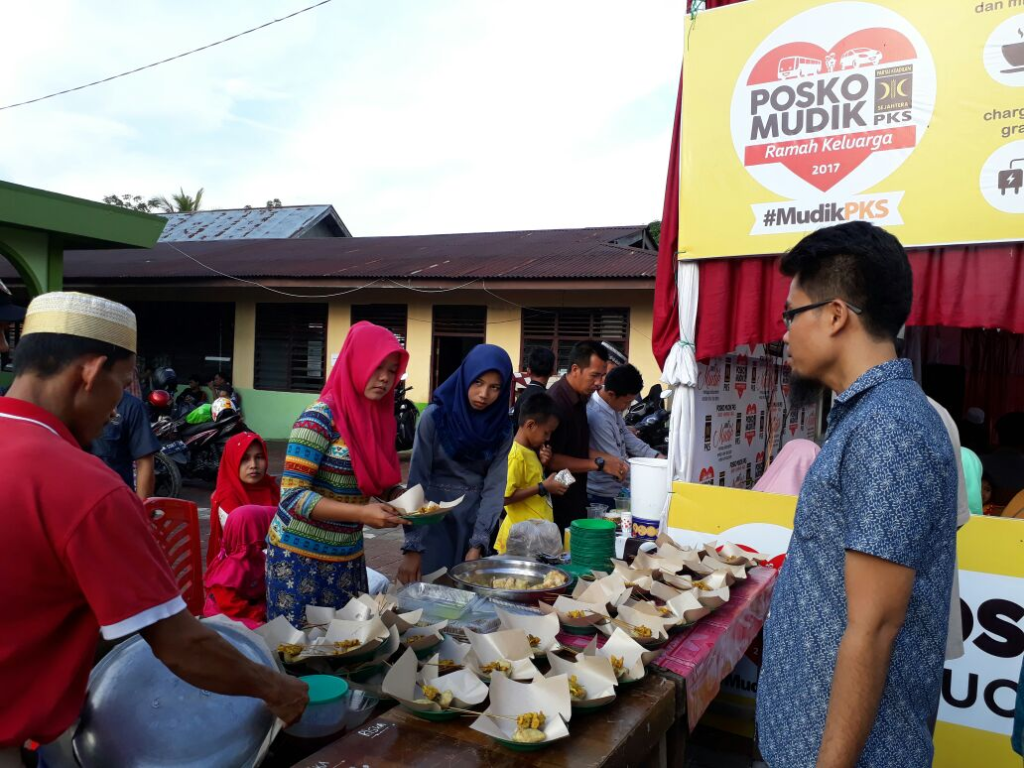 Pembagian Kuliner Khas di Posko Mudik PKS Kampar