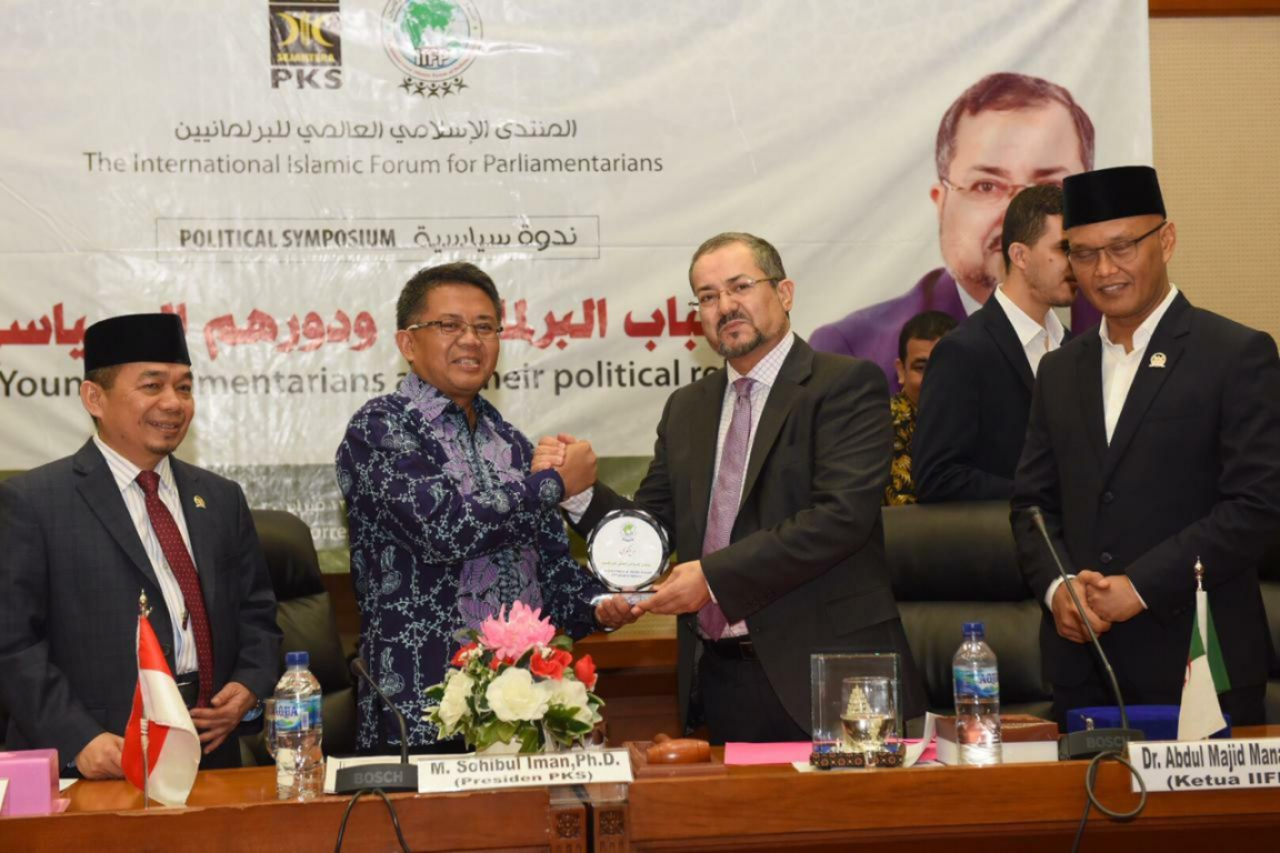 Presiden Partai Keadilan Sejahtera Mohamad Sohibul Iman bersama dengan Ketua IIFP Abdul Majid Al Manaserah dalam acara Political Symposiun, Jakarta, Kamis (13/02/2020). (Hilal/PKSFoto)