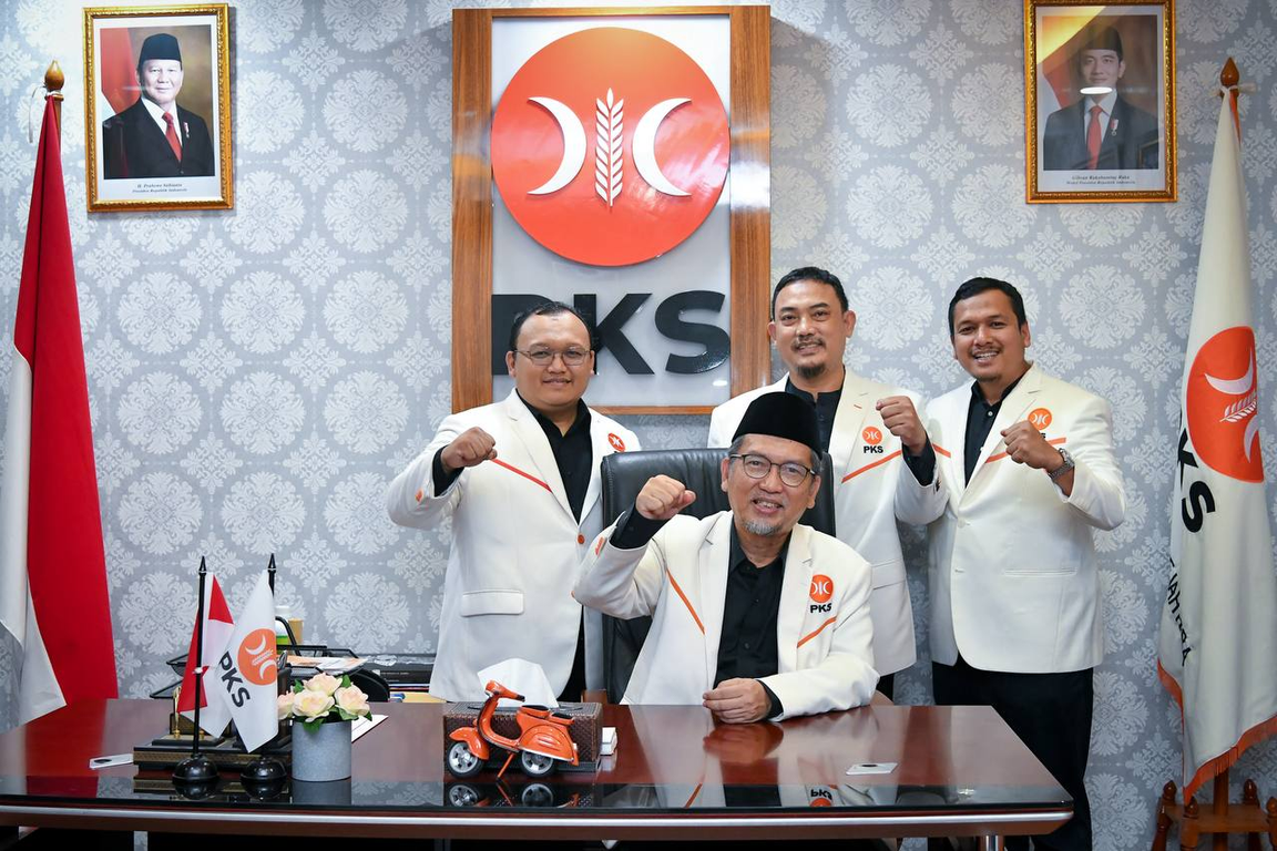 Presiden PKS Almuzammil Yusuf bersama Sekjen PKS Muhammad Kholid, Bendum Noerhadi, dan Kepala KSP Pipin Sopian