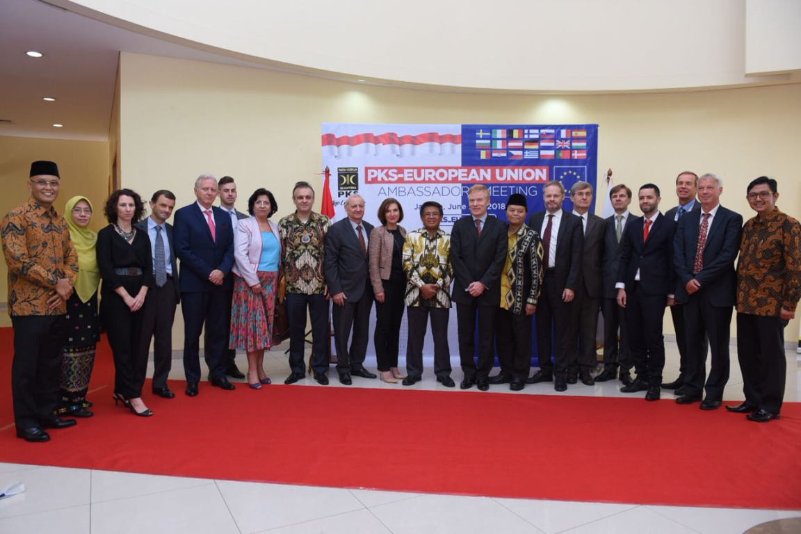 Jajaran DPTP PKS berfoto bersama dengan delegasi Dubes negara-negara Uni Eropa di kantor DPP PKS, Jakarta, Selasa (26/6) (PKSFoto)