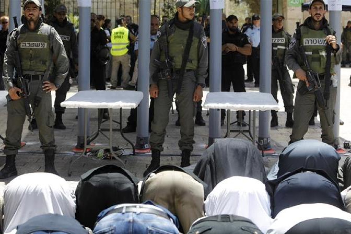 Warga Palestina shalat di luar Masjidil Aqsa karena penjagaan ketat militer Israel (foto: Aljazeera)
