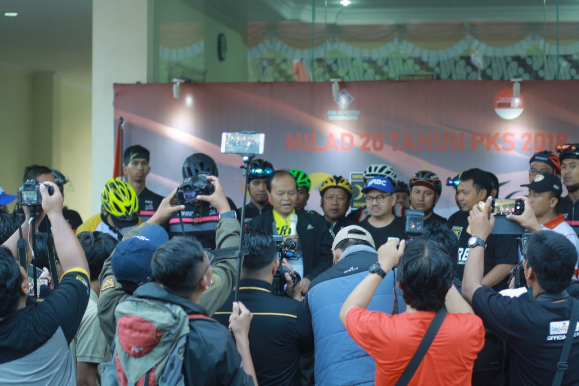 Wakil Ketua Majelis Syuro PKS Hidayat Nur Wahid melepas peserta Tour de Jakarta di kantor DPW PKS Jawa Tengah, Kamis (19/4). (PKSFoto Jawa Tengah)