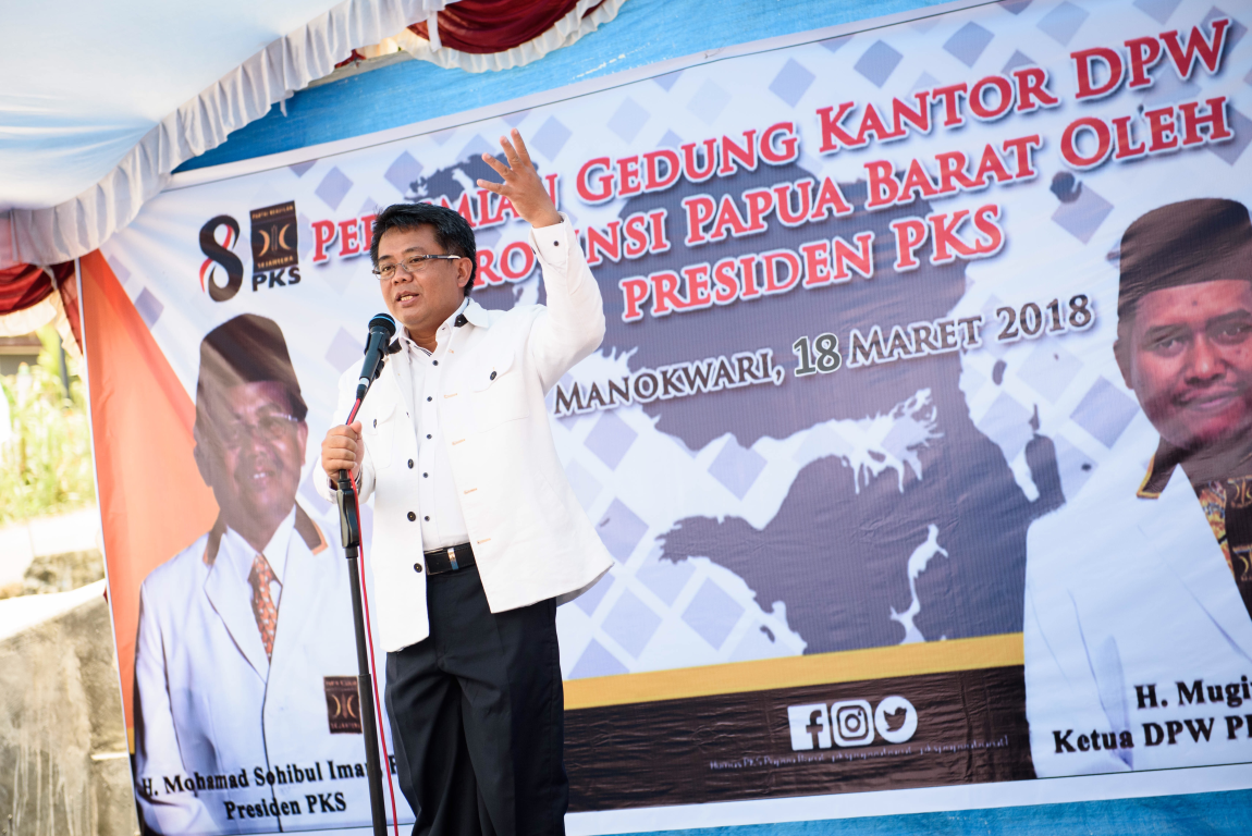 Presiden PKS Mohamad Sohibul Iman meresmikan kantor baru DPW PKS Papua Barat di Manokwari, Ahad (18/3) (M Hilal/PKSFoto)