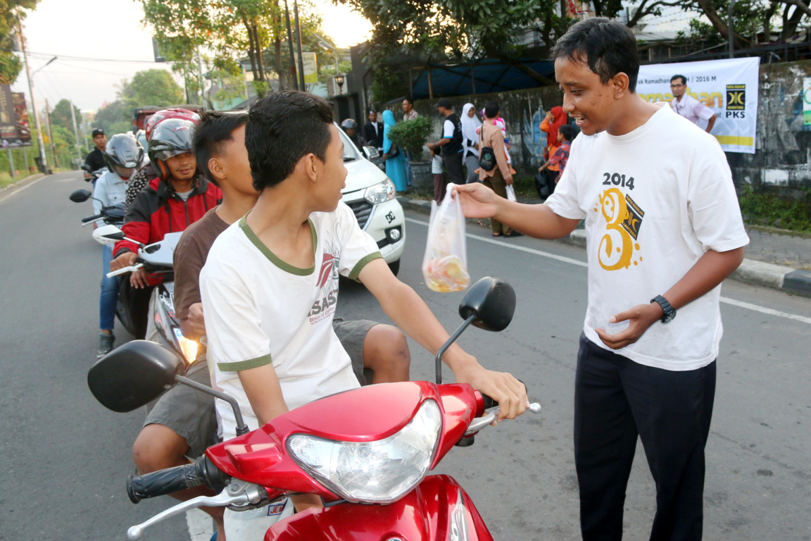 Puluhan kader DPC PKS Kecamatan Ungaran Timur membagikan buka puasa gratis, Jum'at (10 Juni 2016)