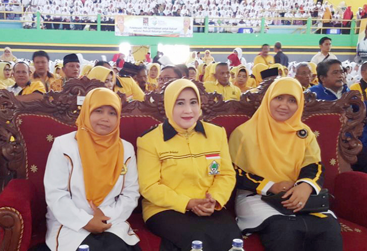 Ketua DPC Golkar Jombang, Caturina Yuliastuti, yang juga istri Bupati Jombang, duduk diapit ketua BPKK DPW PKS Jawa Timur, Lilik Hendarwati (kanan) dan ketua BPKK DPD PKS Jombang, Indah Sumiyarsih, Jombang (05/11/2017).