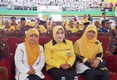 Ketua DPC Golkar Jombang, Caturina Yuliastuti, yang juga istri Bupati Jombang, duduk diapit ketua BPKK DPW PKS Jawa Timur, Lilik Hendarwati (kanan) dan ketua BPKK DPD PKS Jombang, Indah Sumiyarsih, Jombang (05/11/2017).