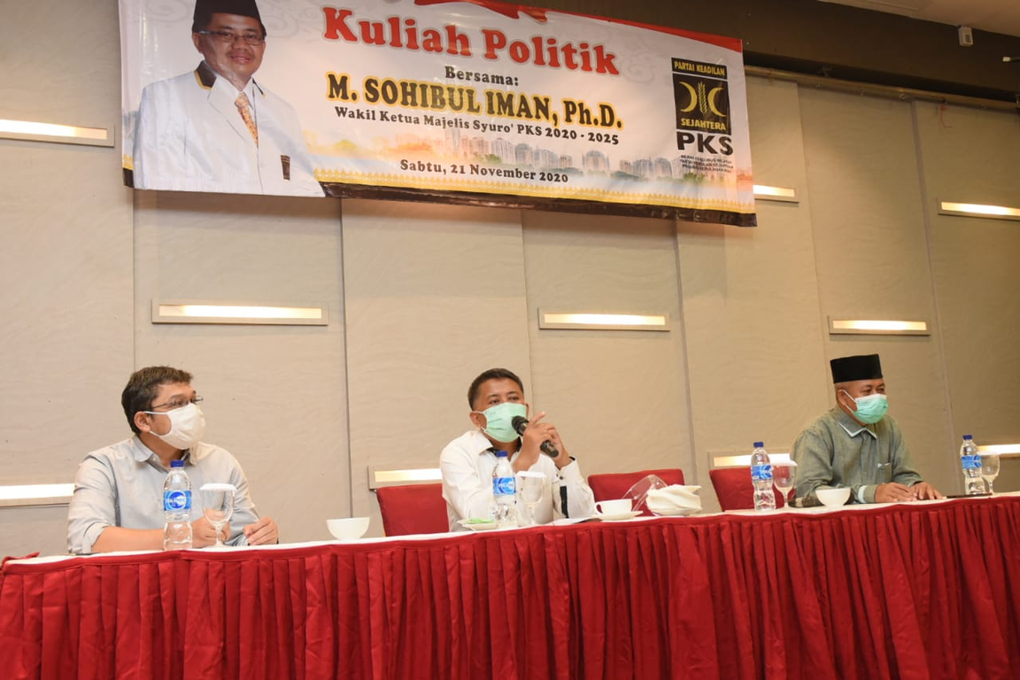 Wakil Ketua Majelis Syura PKS Mohamad Sohibul Iman dalam Kuliah Politik di Batam, Sabtu (21/11) (M Hilal/PKSFoto)