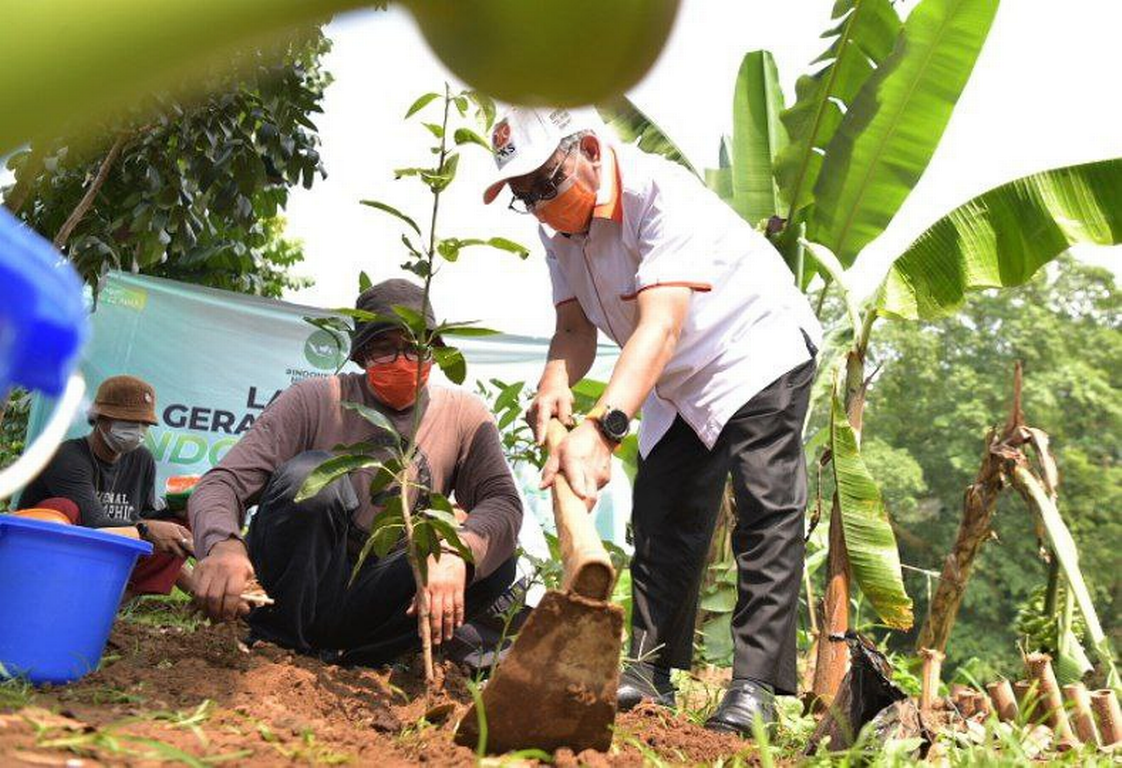 Presiden PKS Ahmad Syaikhu melakukan penanaman pohon dalam rangka peluncuran Gerakan Nasional Indonesiaku Hijau (PKSFoto)