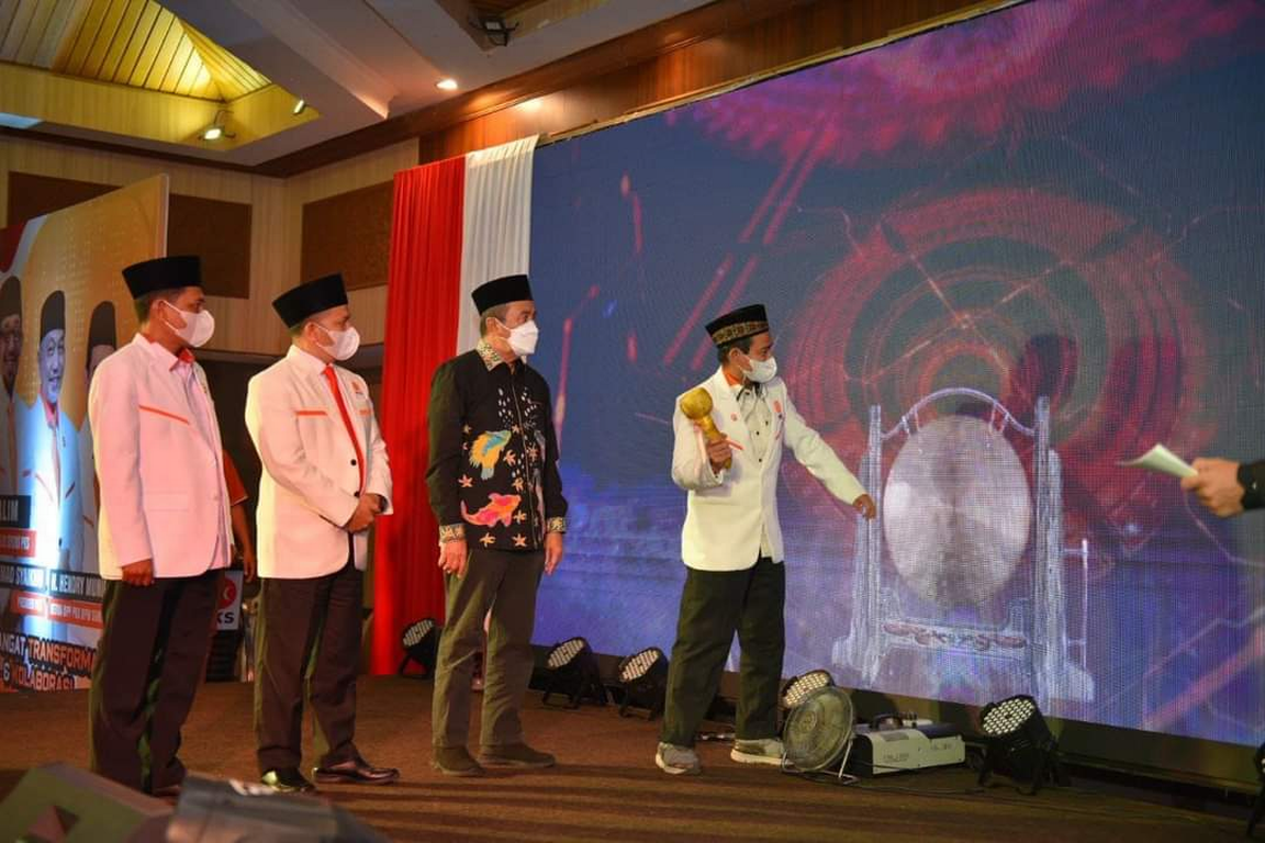Pemukulan gong digital yang dilakukan oleh Ketua DPP PKS BPW Sumbagut Hendry Munief itu turut didampingi Gubernur Riau Drs. Syamsuar, M.Si, Ketua Dewan Pengurus Wilayah (DPW) PKS Riau H. Ahmad Tarmizi, Lc, MA (Humas PKS Riau)