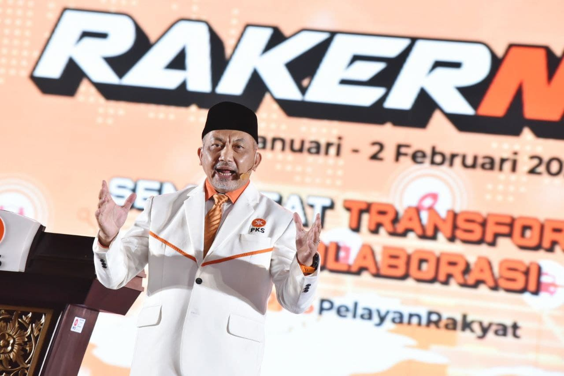 Presiden PKS Ahmad SYaikhu dalam pidato penutupan Rakernas PKS, Rabu (02/02/2022). (Donny/PKSFoto)