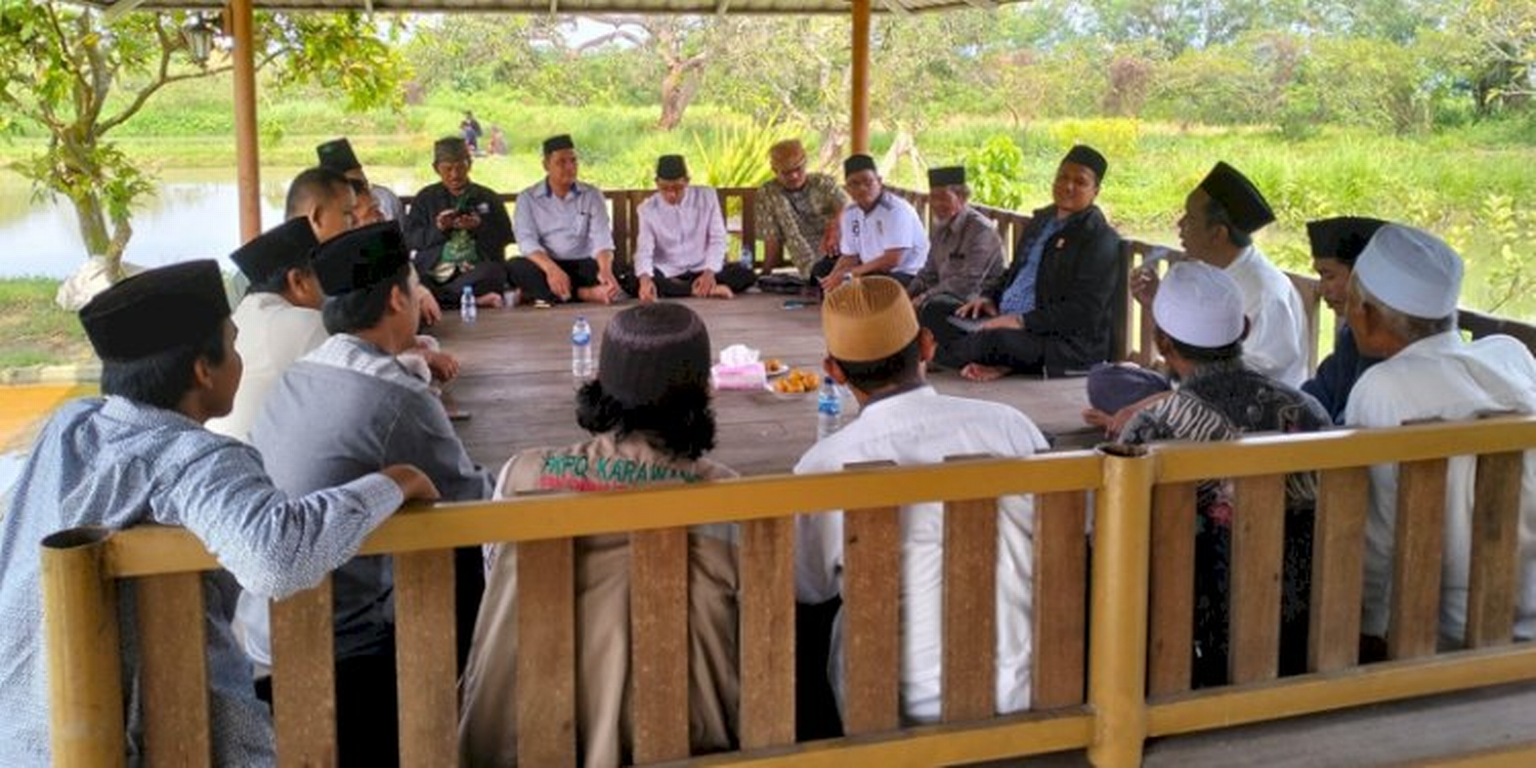 Juru Bicara PKS Pipin Sopian menyerahkan bantuan Iqra dan Al-Quran melalui Majelis Ulama Indonesia (MUI) Kabupaten Karawang (Sumber: RMOLJabar)