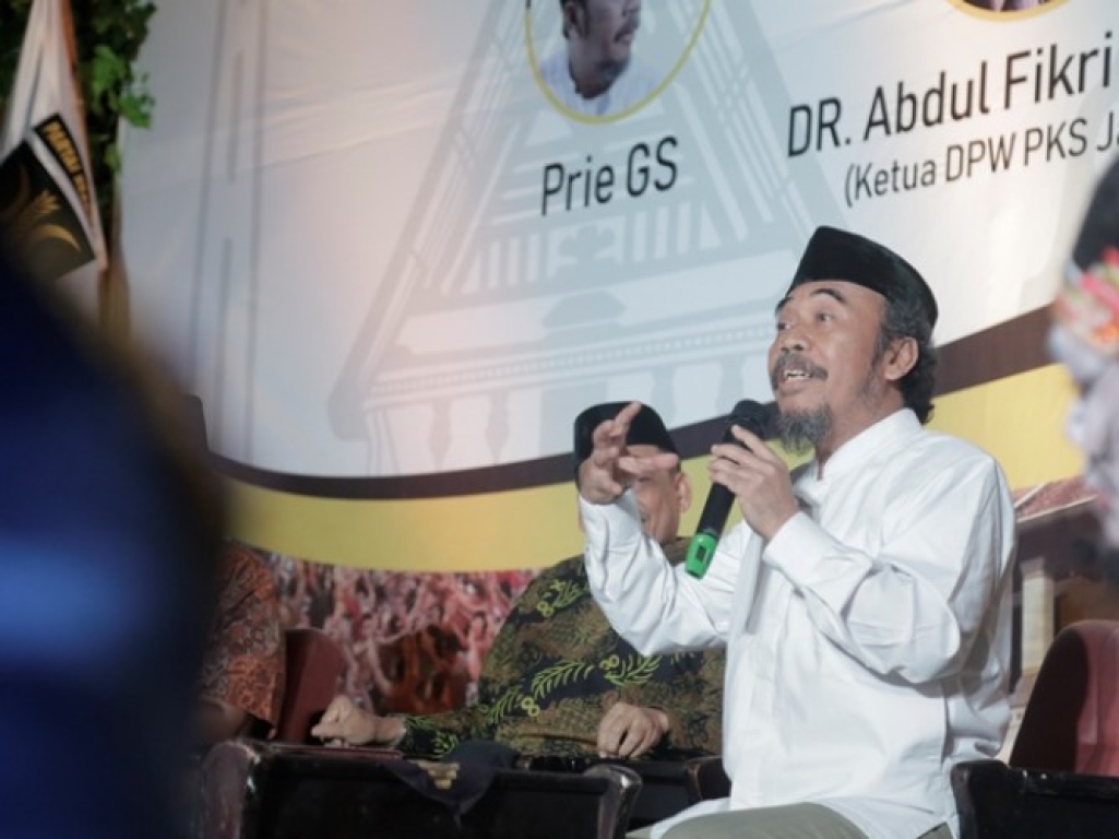 Budayawan Prie GS saat menyampaikan paparan terkait ilmu cinta kepada para kader PKS, Sabtu (21/9/2019) (Anwar/PKSFoto)