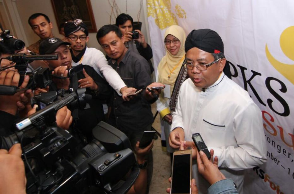 Presiden PKS Mohamad Sohibul Iman dan Ketua Bidang Humas DPP PKS Ledia Hanifa menjawab pertanyaan wartawan di sela PR Summit di Yogyakarta, Jumat (29/9). (El Mahmudi-Daru/PKS Foto)