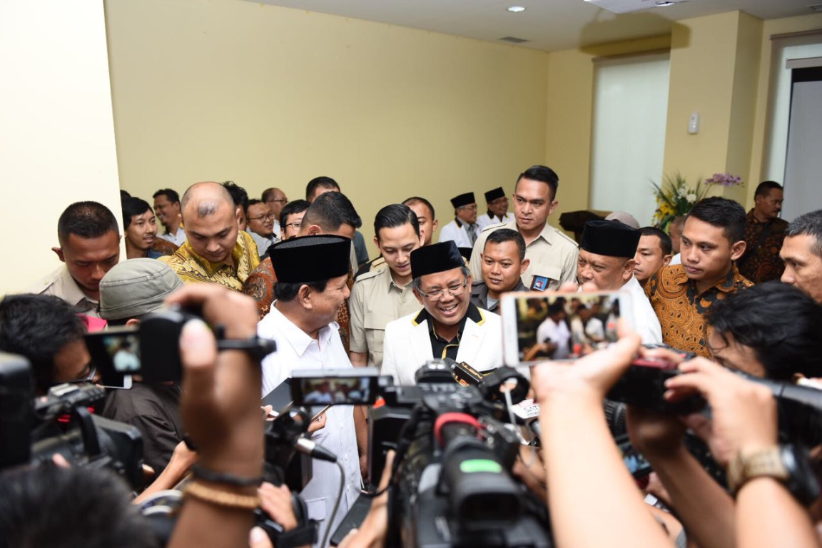 Presiden PKS Mohamad Sohibul Iman bersama Ketua Dewan Pembina Partai Gerindra Prabowo Subianto di kantor DPP PKS, Rabu (27/12). (M Hilal/PKS Foto)