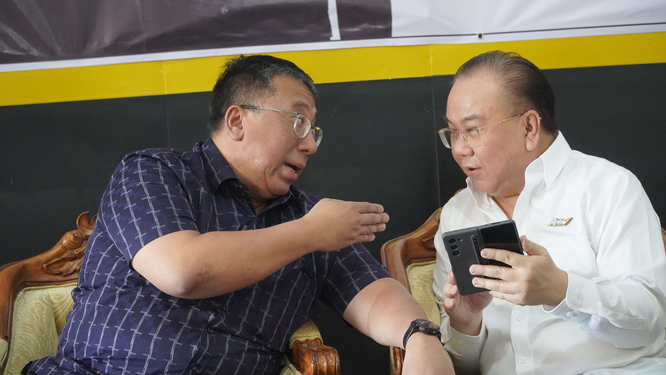 Ketua TKD AMIN Jawa Barat, Haru Suandharu (Kemeja Biru) bersama Anggota TIMNAS AMIN, Henry Husada (Kemeja Putih) (Foto: Wildan Pratomo / RRI Bandung)