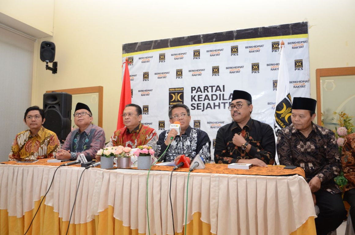 Presiden PKS Mohamad Sohibul Iman memberikan keterangan usai pertemuan dengan Pimpinan MPR RI di kantor DPP PKS, Selasa (26/11) (PKSFoto)