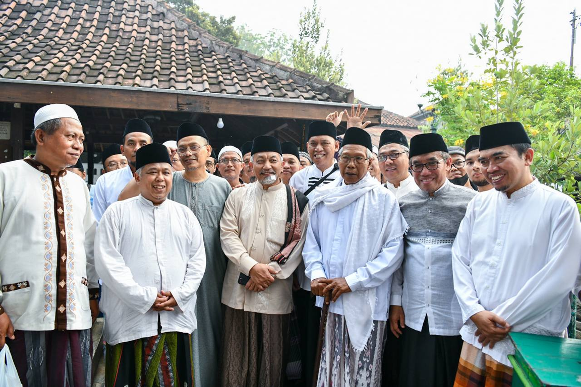 Presiden PKS Ahmad Syaikhu bersama rombongan melakukan rangkaian ziarah Wali Songo