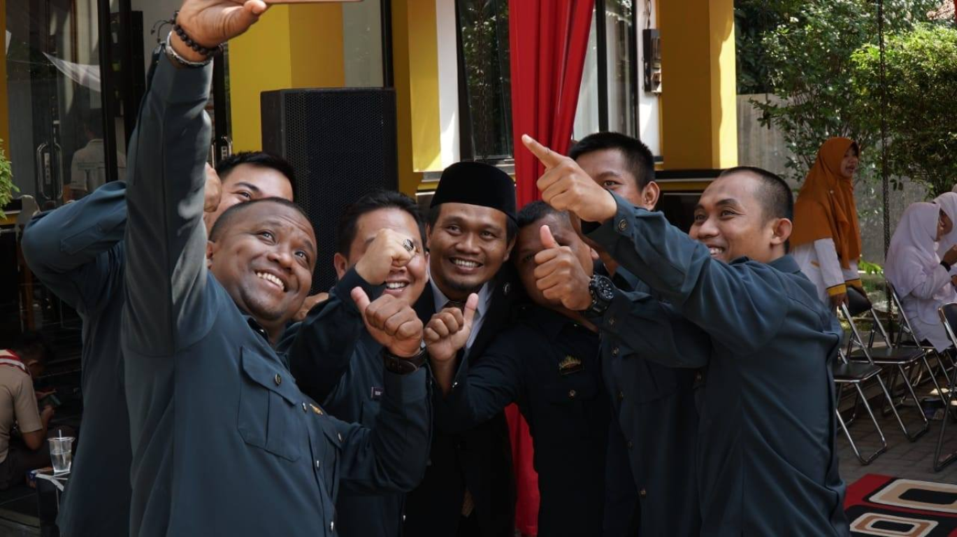Ketua DPW PKS Lampung, Ahmad Mufti Salim (tengah)