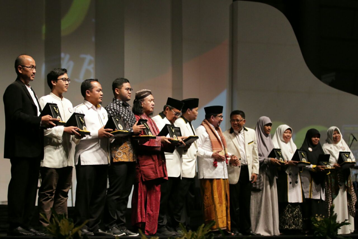 Para penerima PKS Award 2018 dalam rangkaian Puncak Milad 20 PKS di SICC, Bogor, Jawa Barat, Ahad (13/5) (PKSFoto)