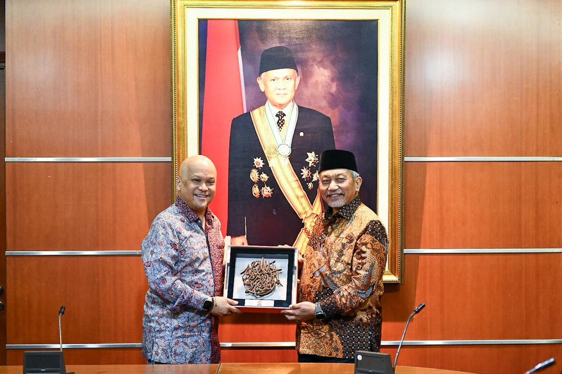 Presiden Partai Keadilan Sejahtera (PKS) Ahmad Syaikhu melakukan kunjungan silaturahim kebangsaan dengan Ilham Habibie putra Presiden ketiga RI B.J Habibie di kantor The Habibie Center (Donny/PKSFoto)