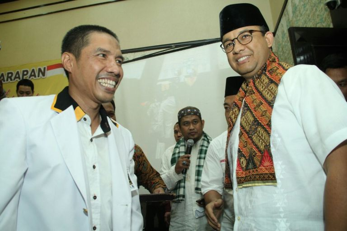 Ketua DPW PKS DKI Jakarta Shakir Purnomo menyambut Gubernur DKI Jakarta terpilih Anies Baswedan di Hotel Grand Cempaka, Cempaka Putih, Jakarta Pusat, Ahad (15/10). (PKS Foto)