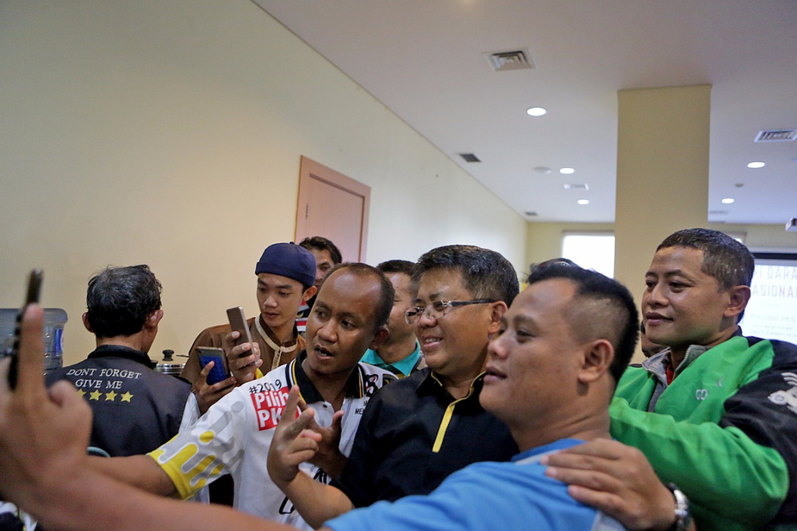 Presiden PKS Mohamad Sohibul Iman diajak selfie pengemudi ojek daring yang menyampaikan aspirasi Tritura ke kantor DPP PKS, Sabtu (9/3) (Arief/PKSFoto)