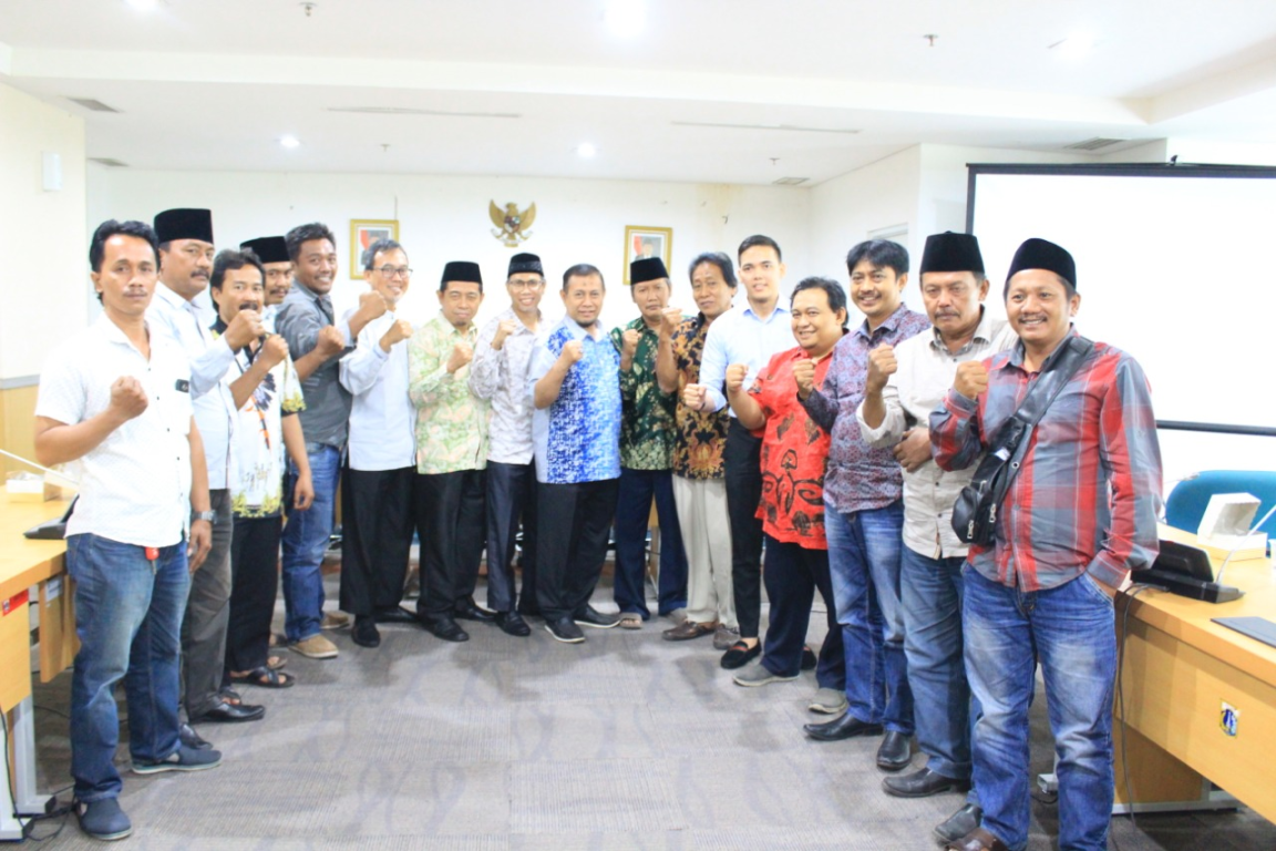 Warga Kampung Bedeng Rorotan Jakarta Utara saat menyampaikan aspirasi ke Fraksi PKS DPRD DKI, Selasa (17/9) (Humas Fraksi PKS DPRD DKI)