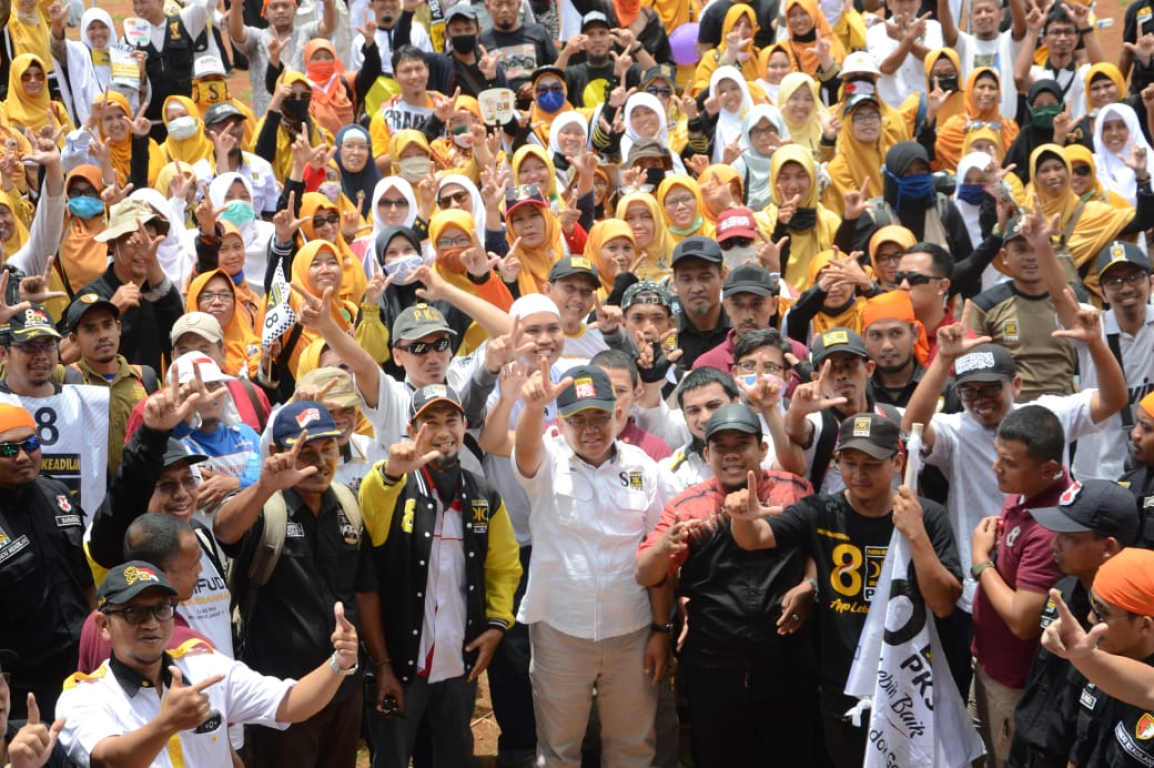 Presiden PKS Mohamad Sohibul Iman bersama ribuan kader dan simpatisan PKS dalam Kampanye Rapat Umum di Lapangan Pondok Gede, Bekasi, Ahad (24/3) (Donny/PKSFoto)