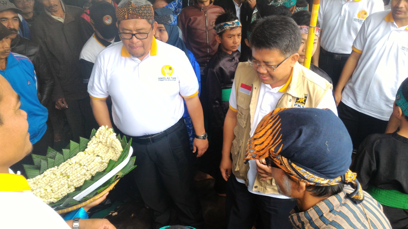 Presiden PKS Mohamad Sohibul Iman (kanan) bersama dengan Gubernur Jabar Ahmad Heryawan meresmikan Launching Sekolah Tani