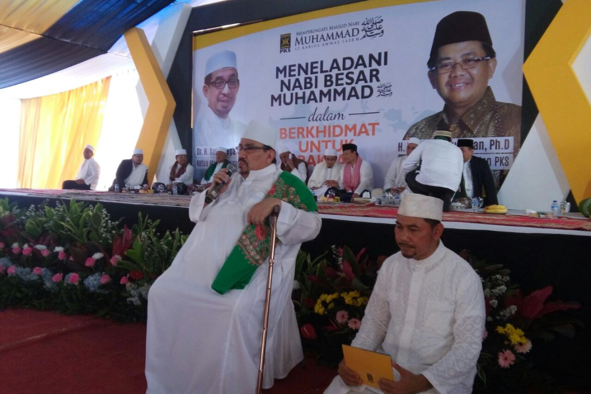 Habib Ali bin Abdurrahman As Segaf memberikan ceramah Maulid Nabi SAW di kantor DPP PKS, Jakarta, Ahad (8/1/2017)