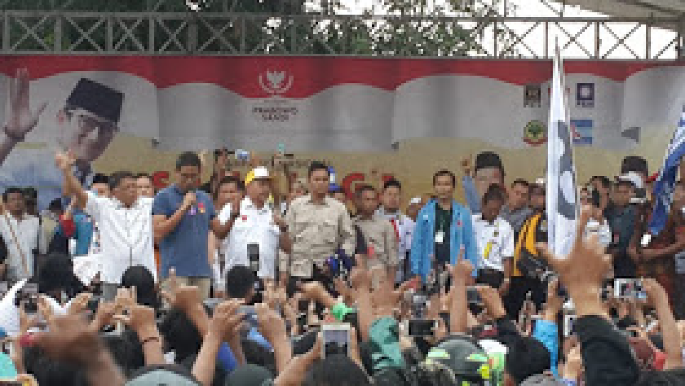 Presiden PKS Mohamad Sohibul Iman mendampingi Cawapres 02 Sandiaga Uno di Tambun Selatan, Selasa (4/2) (dok Humas DPD PKS Kabupaten Bekasi)