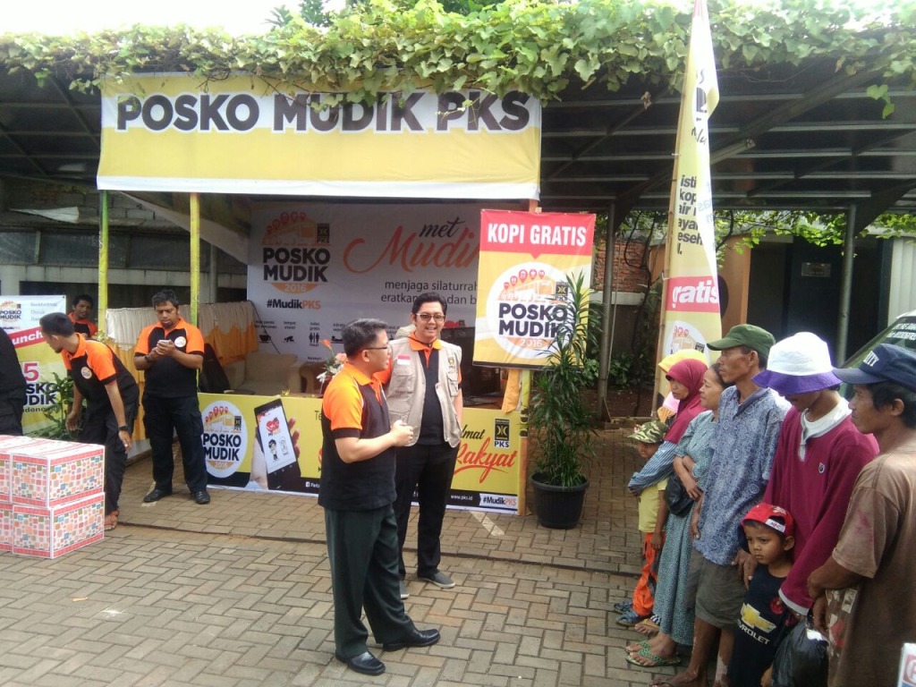 Presiden PKS Mohamad Sohibul Iman sesaat sebelum memberi bingkisan kepada warga.