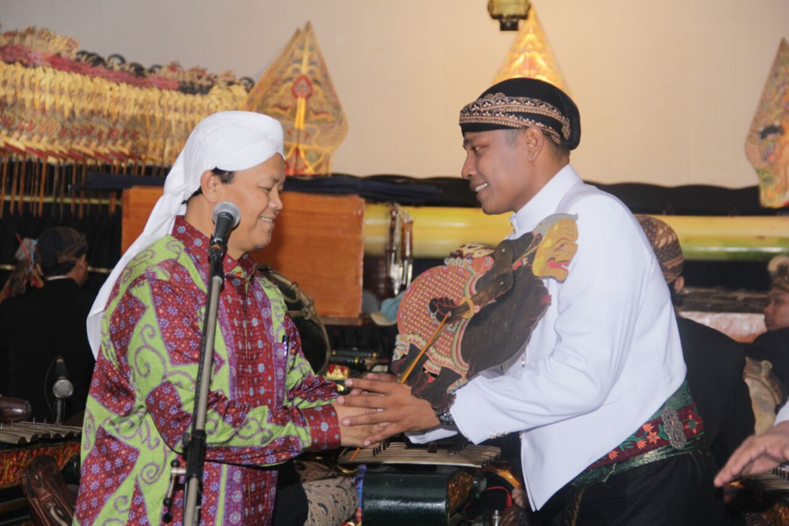 Wakil Ketua Majelis Syuro PKS Hidayat Nur Wahid menyerahkan simbolik wayang Semar. (Donny/PKS Foto)