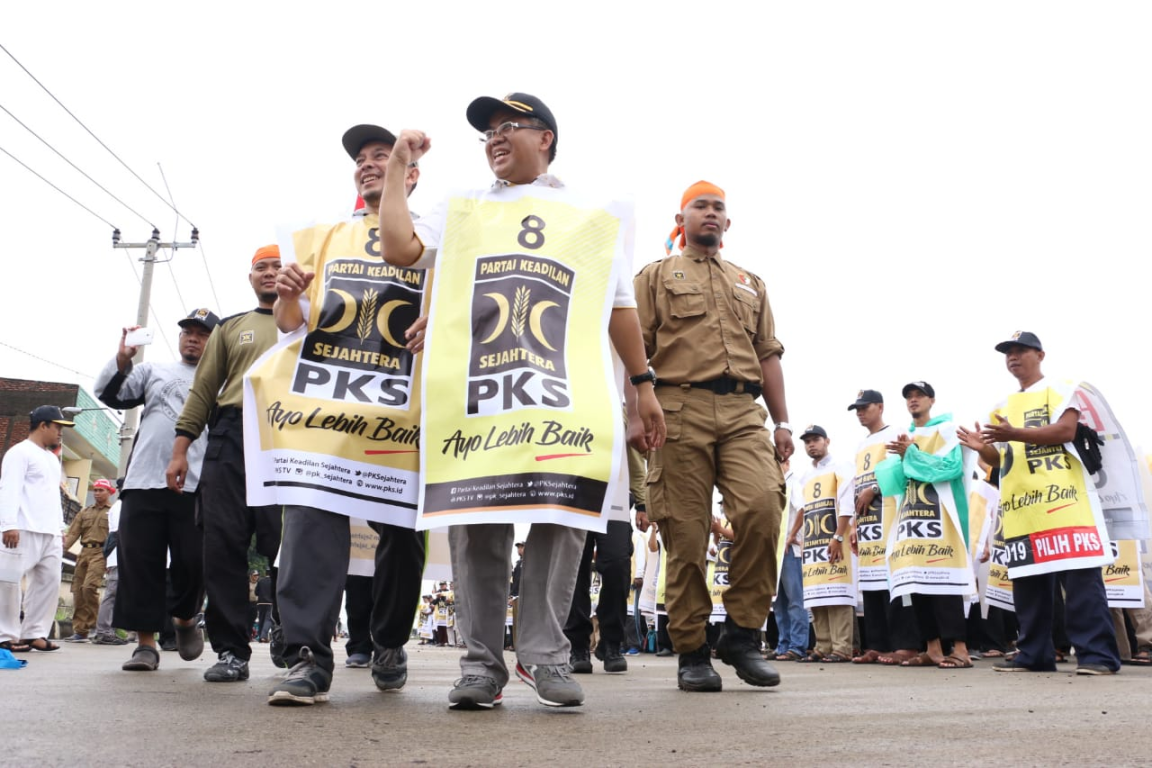 Presiden PKS Mohamad Sohibul Iman didampingi Ketua DPD PKS Depok Hafidz Nasir menyapa ribuan kader dan simpatisan dalam Flashmob di kawasan Cimanggis, Depok, Ahad (27/1) (PKSFoto)