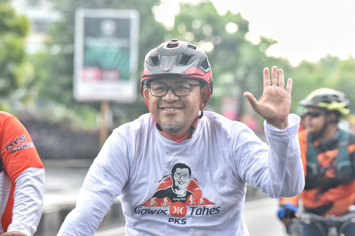 Wakil Ketua Majelis Syura PKS, Ahmad Heryawan gowes bareng pengurus DPD PKS Kabupaten dan Kota Malang (Donny/PKSFoto)