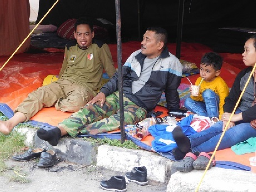 Satu keluarga pemudik saat singgah di Posko Mudik PKS di Merak