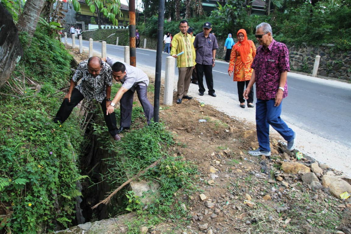 Komisi D saat meninjau ruas jalan di wilayah selatan Jateng