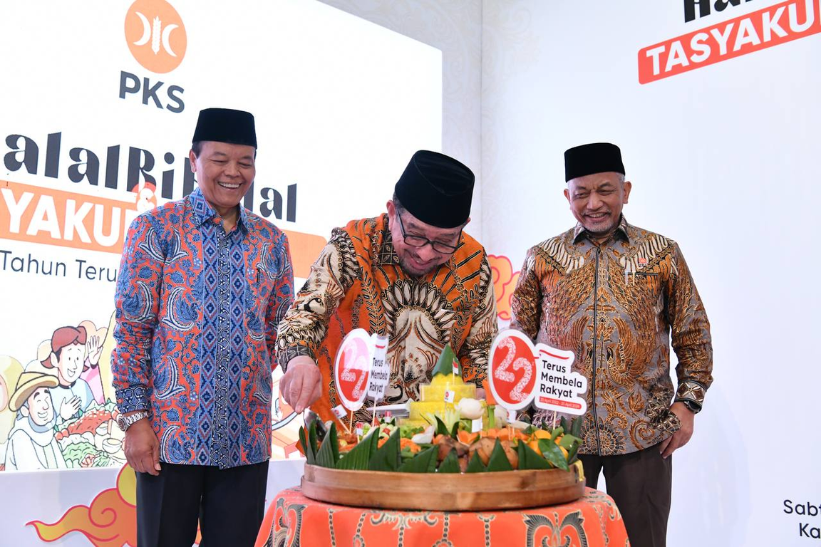 Ketua Majelis Syura PKS Dr. Salim Segaf Al Jufri memotong tumpeng Milad ke-22 PKS (Donny/PKSFoto)