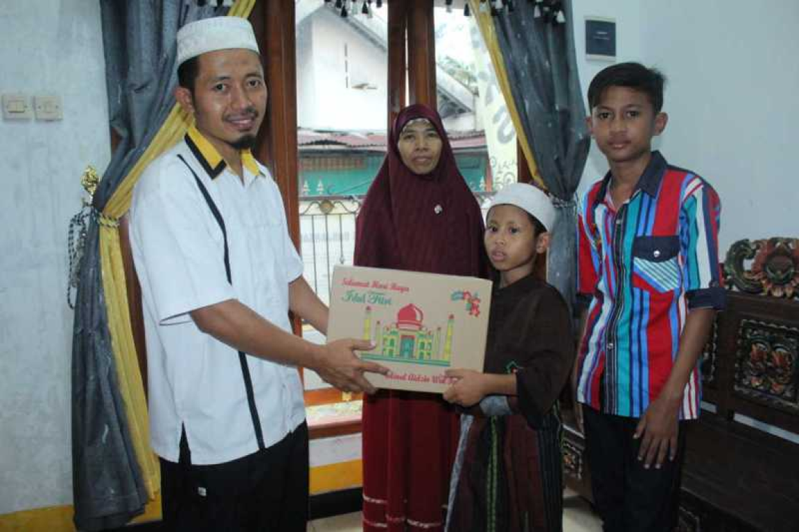 Anggota Fraksi PKS DPRD Kota Surakarta, Muhadi Syahroni membagikan bingkisan kepada anak yatim di Solo, Sabtu (2/7) (dok PKS Solo)