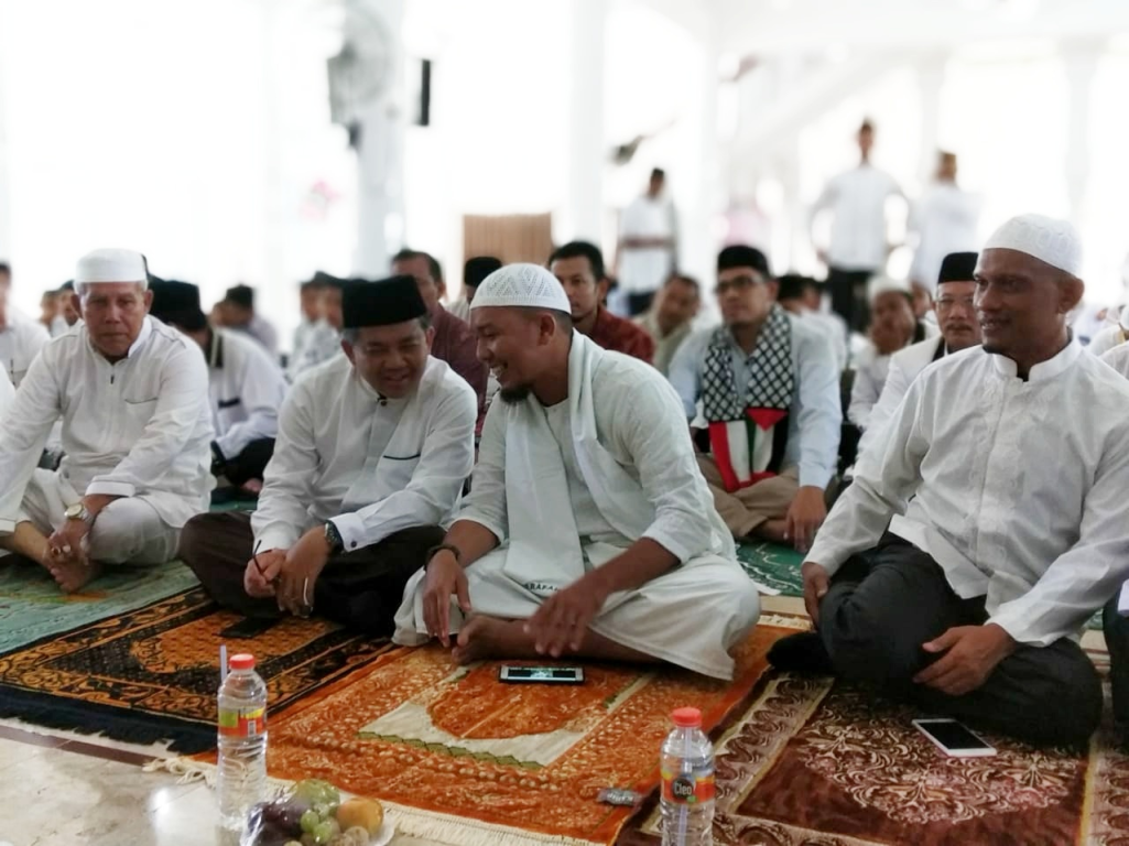 Presiden PKS Mohamad Sohibul Iman dan jajaran Pengurus DPW PKS Aceh saat doa dan zikir bagi korban tsunami Aceh dan Sulteng di Banda Aceh, Sabtu (6/10) (dok Humas PKS Aceh)