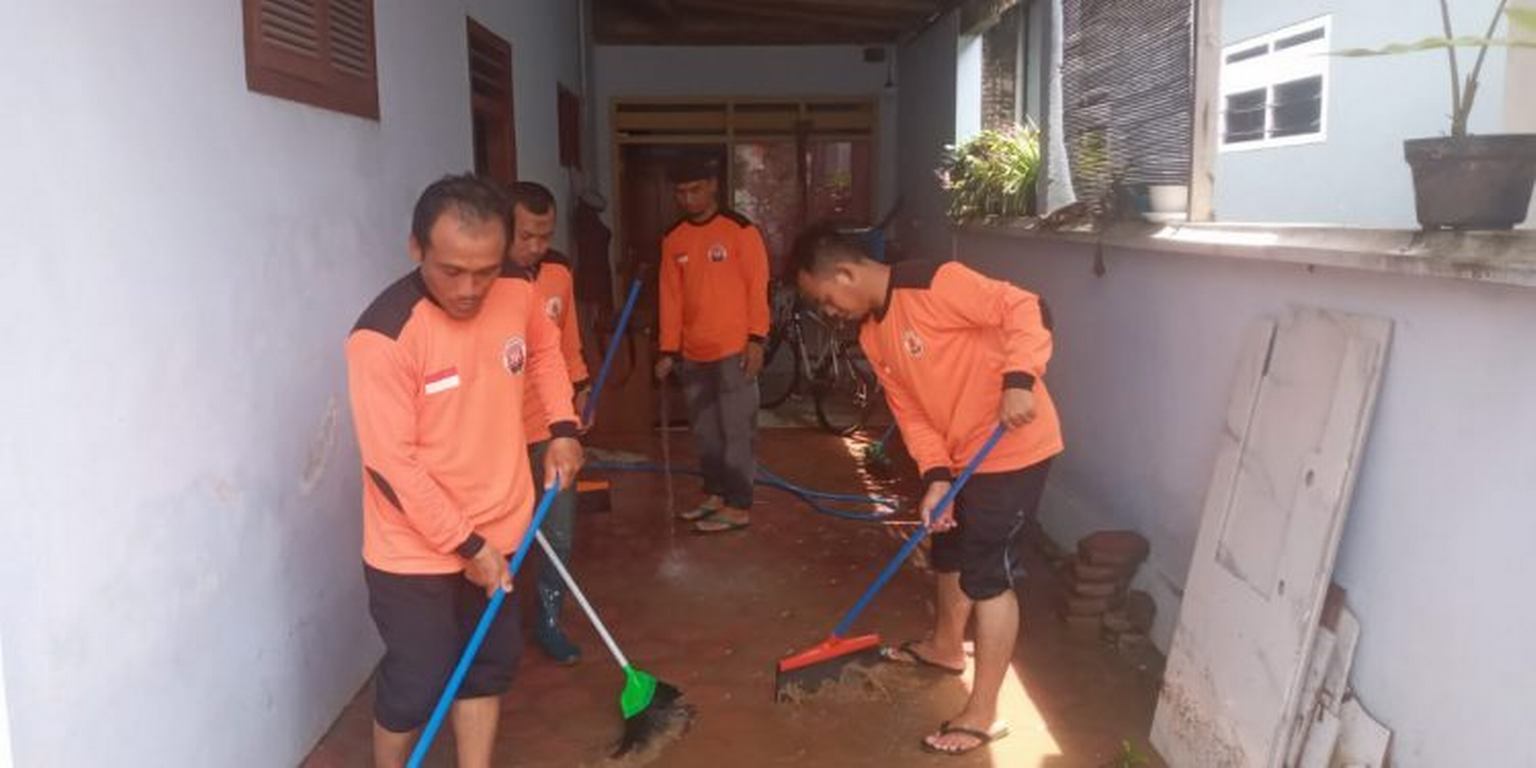 Relawan PKS Jatim Bantu Korban Banjir Trenggalek