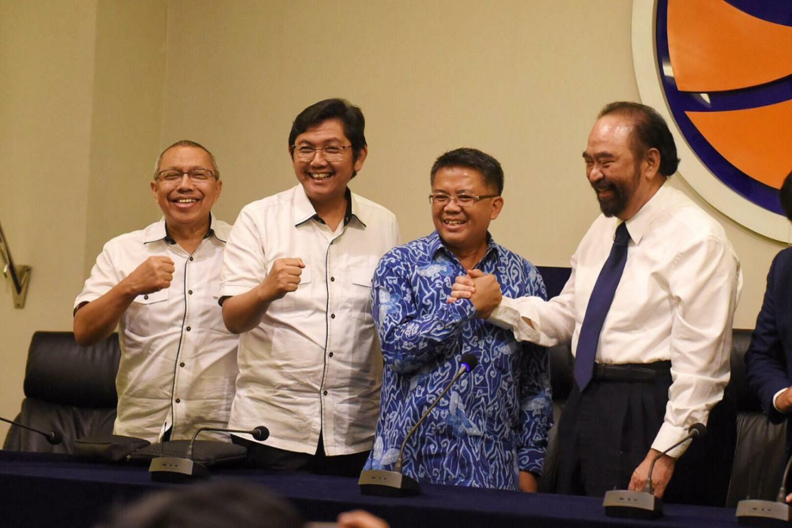 Salaman kebangsaan Presiden Partai Keadilan Sejahtera Mohamad Sohibul Iman dan Ketua Umum Partai Nasdem Surya Paloh saat Kunjungan balasan PKS ke Nasdem, Jakarta Pusat, Rabu (29/01/2020). (Hilal/PKSFoto)