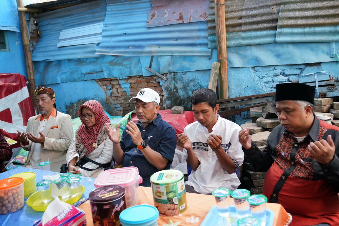 Presiden PKS Ahmad Syaikhu mengunjungi keluarga korban tragedi Kanjuruhan di Malang (Dhani/PKSFoto)