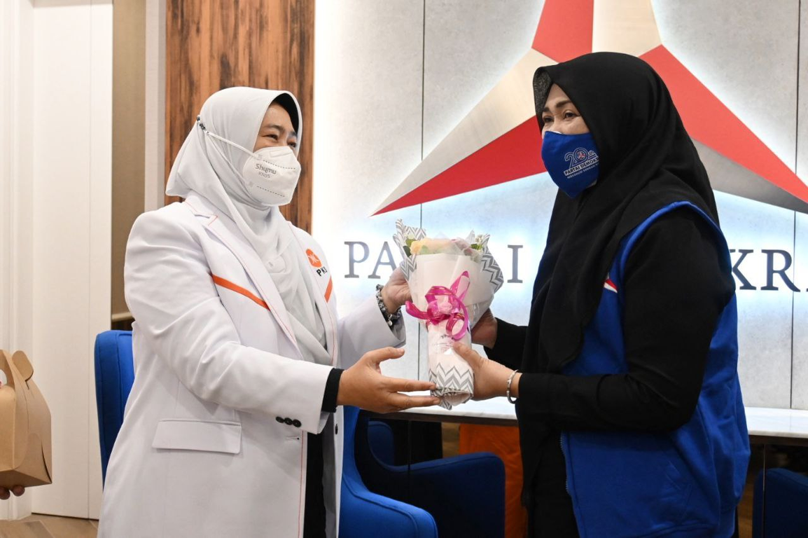 Ketua BPKK DPP PKS Kurniasih Mufidayati menyerahkan Bucket Bunga kepada Wasekjen Demokrat dalam rangka memperingati Hari Ibu (Donny/PKSFoto)